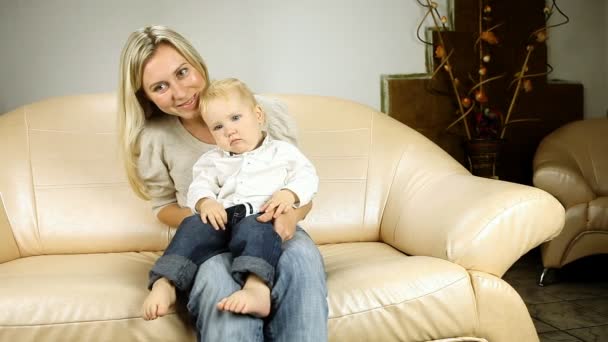 Mutter mit Sohn auf Sofa fernsehen — Stockvideo