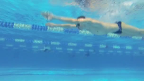 Onderwater uitzicht op zwembad breaststorke stijl — Stockvideo