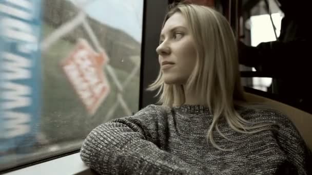 Die junge schöne Frau, die in der Straßenbahn sitzt — Stockvideo