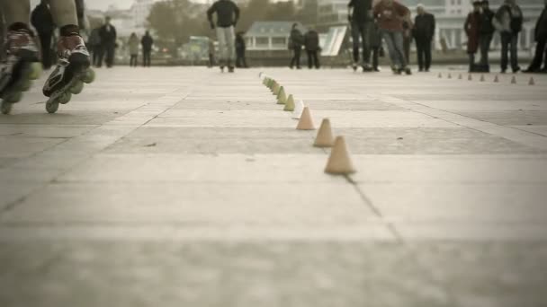 Paseos patines de ruedas — Vídeos de Stock