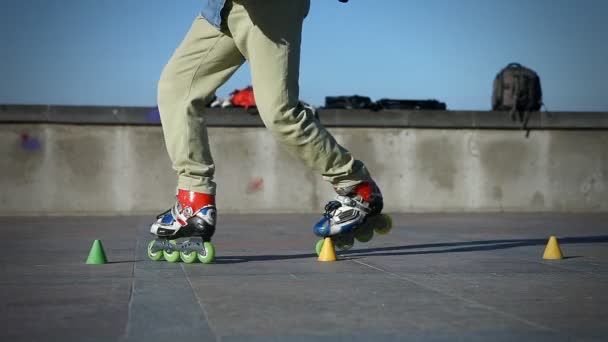 Rides roller skates — Stok Video