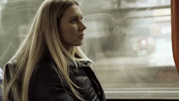 Die junge schöne Frau, die in der Straßenbahn sitzt — Stockvideo