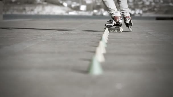 Rides roller skates — Stock Video