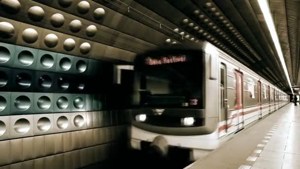 Timelapse görünümünü metro tren istasyonu üzerinde — Stok video