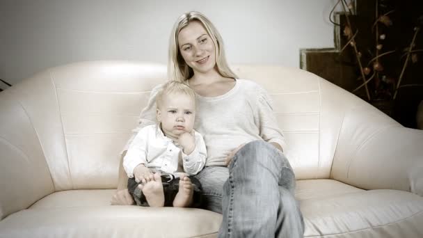 Mother with son on sofa watch TV — Stock Video