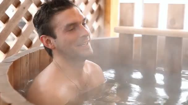冬の屋外のお湯に坐っていた男 — ストック動画