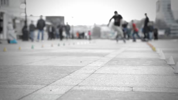 Paseos patines de ruedas — Vídeo de stock