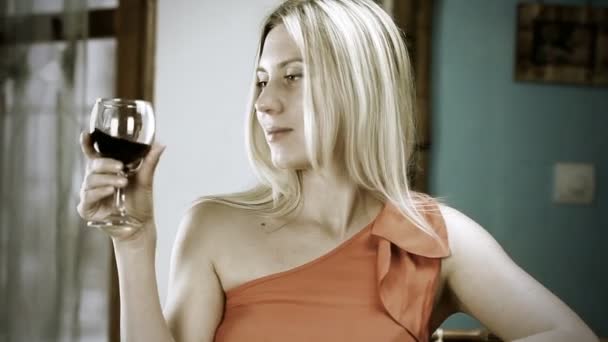 Belle femme blonde boit du vin rouge au bar — Video