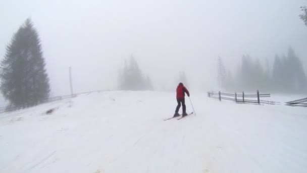 Motion camera view of skier is riding in the mountains — Stock Video