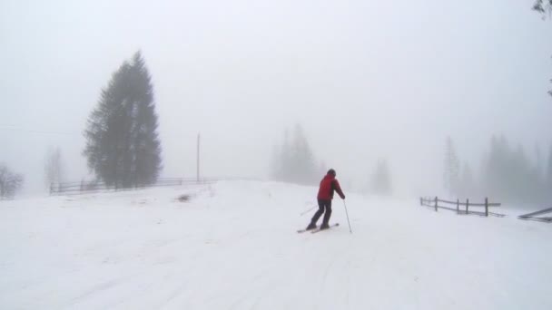 Motion camera view of skier is riding in the mountains — Stock Video