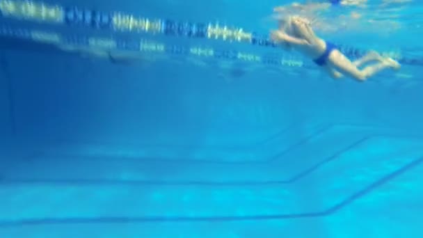 Beautiful underwater view of swimming breaststorke style — Stock Video