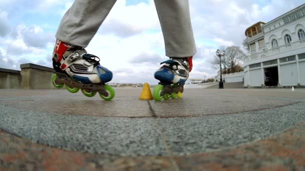 Rides roller skates — Stock Video