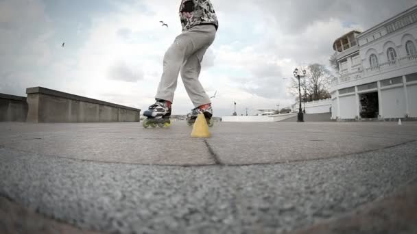 Rides roller skates — Stock Video