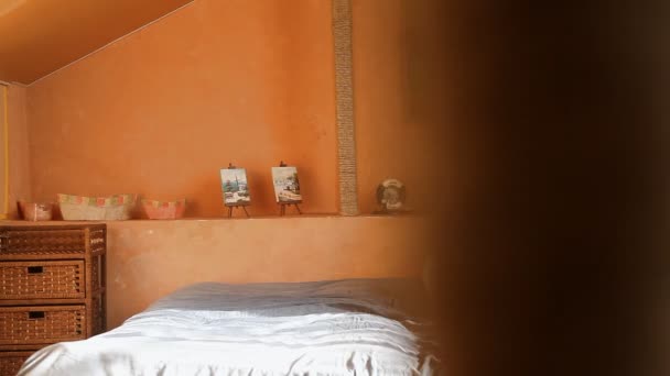 Belle femme se réveille le matin dans la chambre 