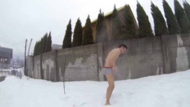 Man healthy exercising with snow outdoors at winter — Stock Video