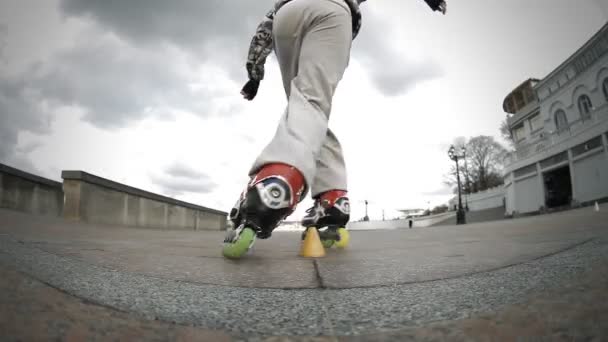 骑旱冰鞋 — 图库视频影像