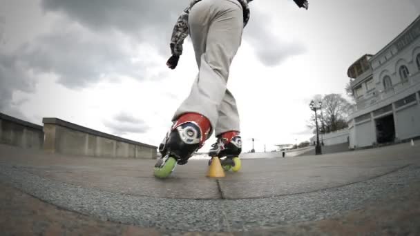 Paseos patines de ruedas — Vídeos de Stock