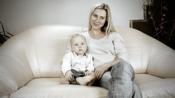 Mother with son on sofa watch TV — Stock Video