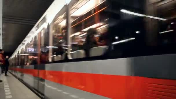 Treno della metropolitana sulla stazione — Video Stock