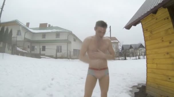 Man healthy exercising with snow outdoors at winter — Stock Video