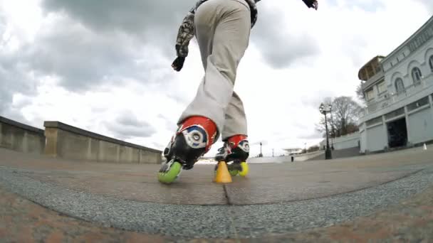 Rides roller skates — Stock Video