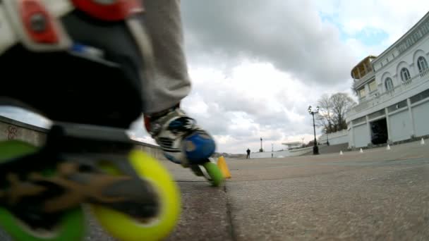 Rides roller skates — Stock Video