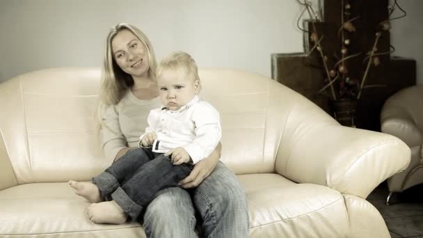 Mother with son on sofa watch TV — Stock Video