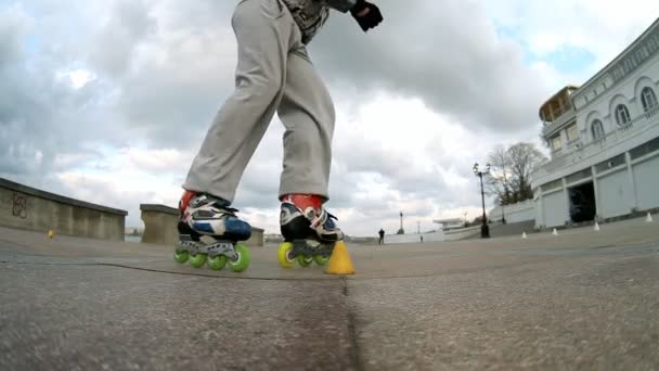 骑旱冰鞋 — 图库视频影像