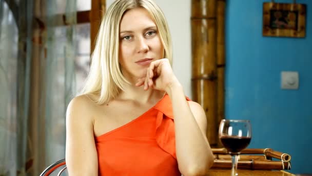 Όμορφη ξανθιά γυναίκα που πίνει κόκκινο κρασί στο μπαρ — Αρχείο Βίντεο
