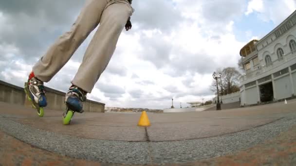 Rides roller skates — Stock Video