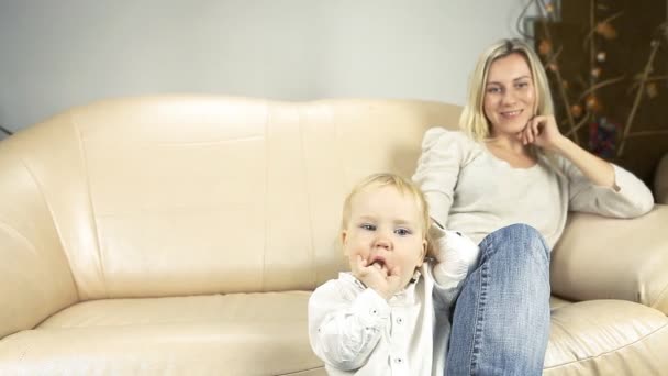 Mother with son on sofa watch TV — Stock Video