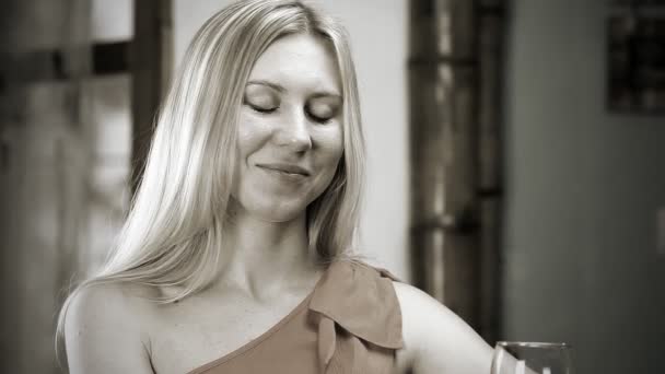 Красивая блондинка пьет красное вино в баре — стоковое видео