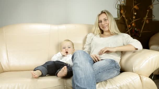 Madre con hijo en sofá ver televisión — Vídeo de stock