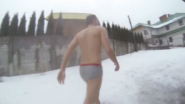 Hombre sano haciendo ejercicio con nieve al aire libre en invierno — Vídeo de stock