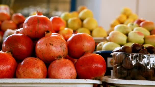 Gyönyörű dinamikus nézetben az élelmiszer egészséges gyümölcsök — Stock videók