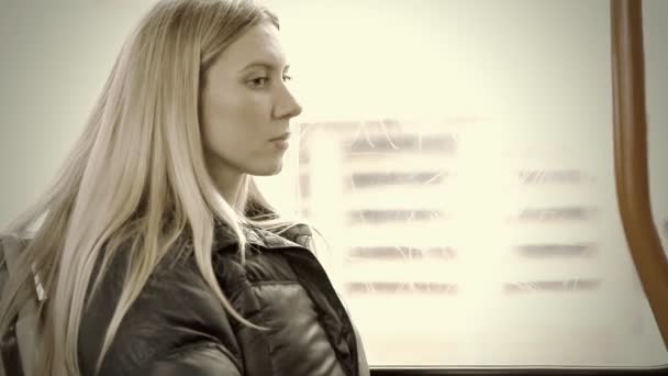 Молодая красивая женщина, сидящая в трамвае — стоковое видео