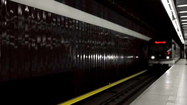 Metro tren istasyonunda geldi — Stok video