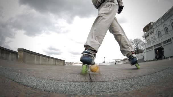 Rides roller skates — Stock Video