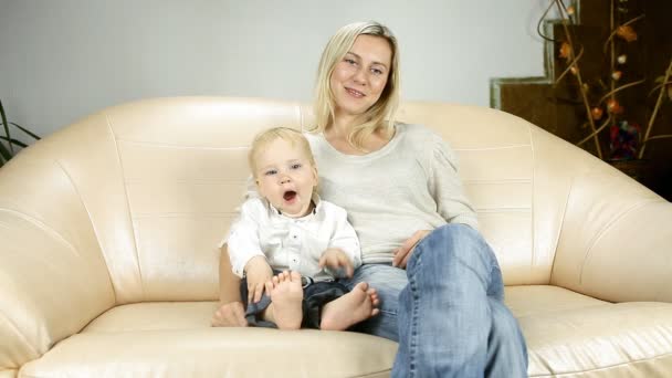 Mother with son on sofa watch TV — Stock Video