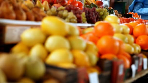 Hermosa vista dinámica de los alimentos frutas saludables — Vídeo de stock
