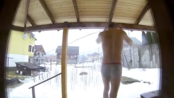 Man friska tränar med snö utomhus på vintern — Stockvideo