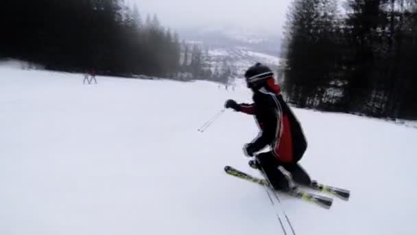 Hareketli kamera görünümünü kayakçı dağların sürme — Stok video