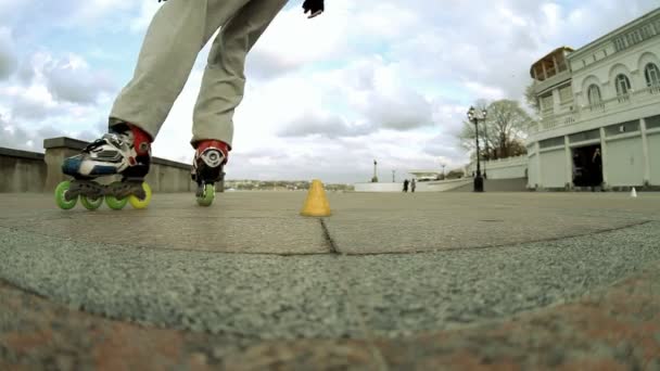 Paseos patines de ruedas — Vídeo de stock