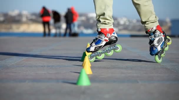 Paseos patines de ruedas — Vídeo de stock