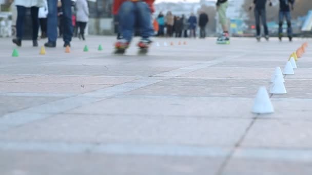 Paseos patines de ruedas — Vídeos de Stock