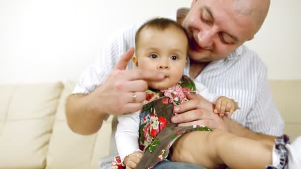 Glimlachende baby met vader zittend op de Bank — Stockvideo