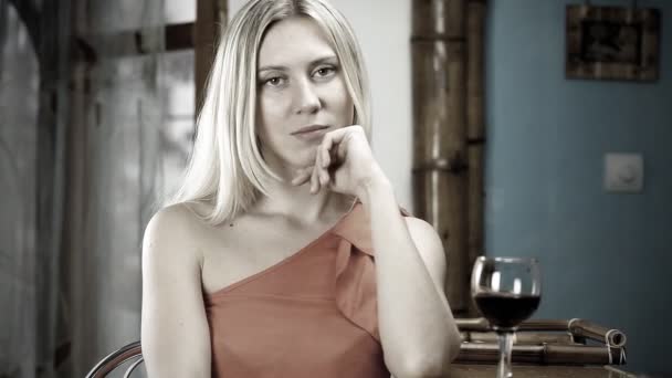 Wanita pirang cantik minum anggur merah di bar — Stok Video