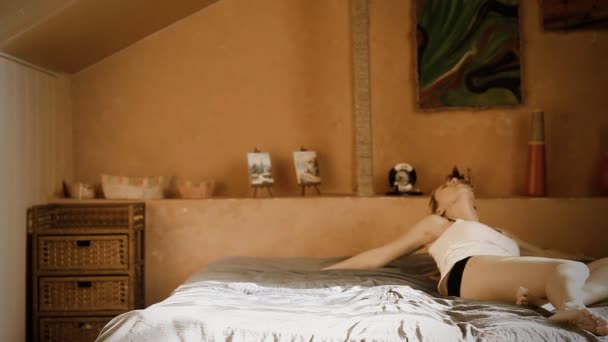 Belle femme se réveille le matin dans la chambre 