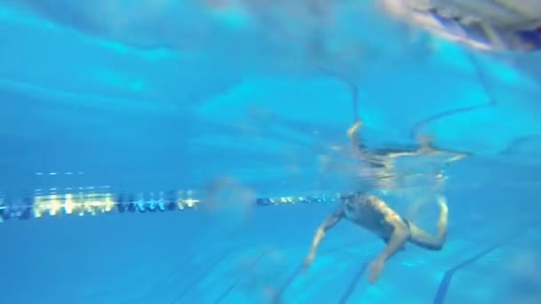 Schöne Unterwasser-Ansicht des Schwimmens Schmetterling-Stil — Stockvideo