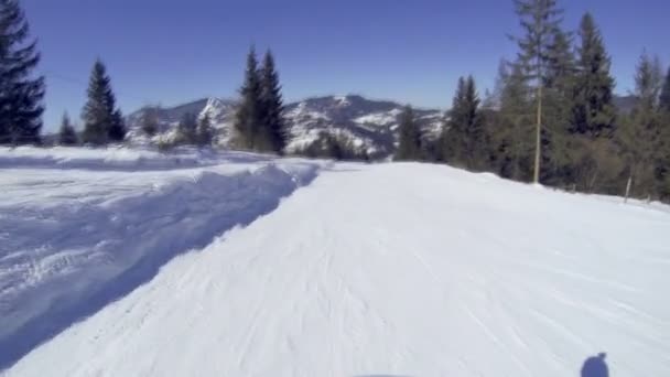 议案相机视图的滑雪者的经历骑在山中 — 图库视频影像